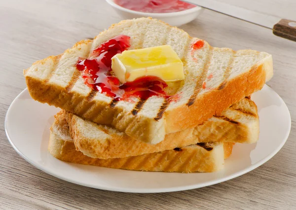 Rebanadas de pan tostado con mermelada dulce — Foto de Stock