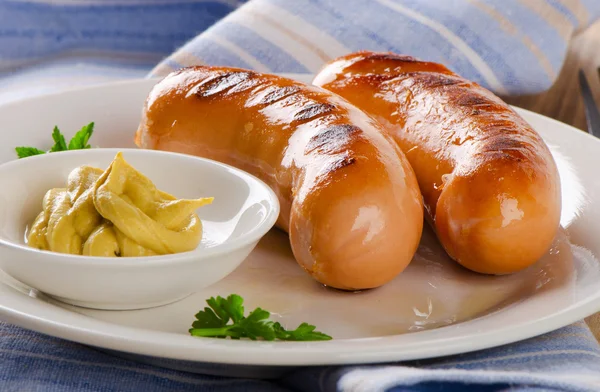 Geroosterde worstjes met mosterd en kruiden — Stockfoto