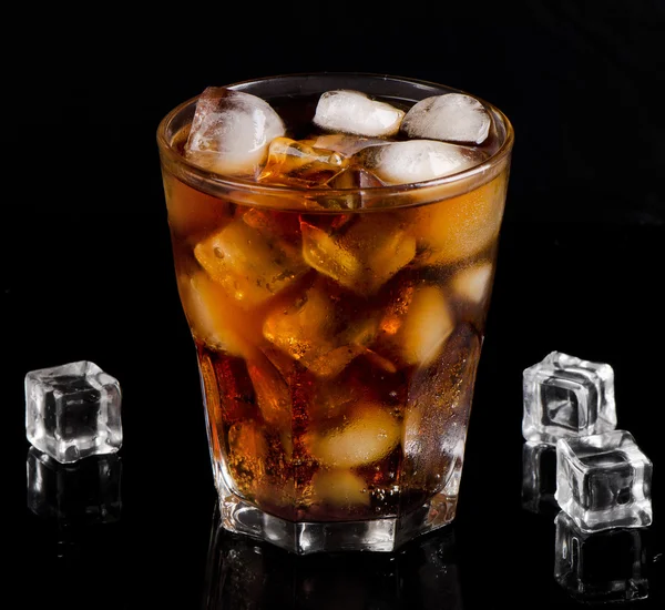 Un vaso de cola con cubitos de hielo — Foto de Stock