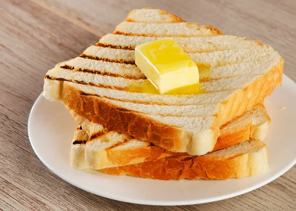 Fette di pane tostato sul piatto — Foto Stock