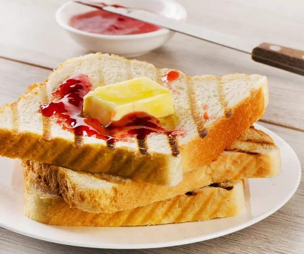 Sneetjes toast brood met jam — Stockfoto