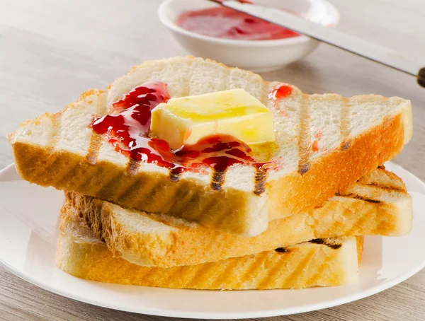 Sneetjes toast brood met boter en jam — Stockfoto