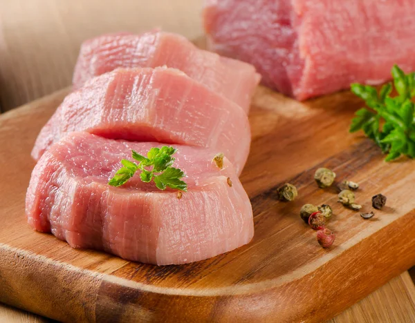 Raw beef with herbs — Stock Photo, Image