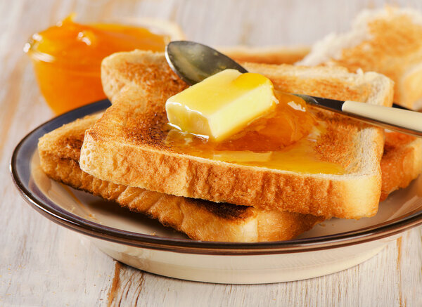 Тост на деревянном столе
