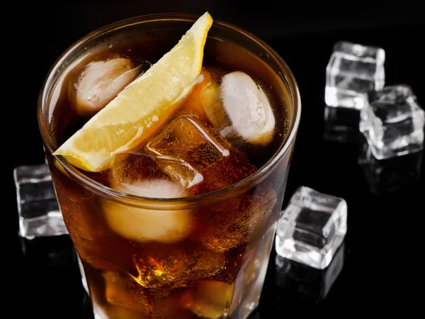 Bicchiere pieno di cola con limone — Foto Stock