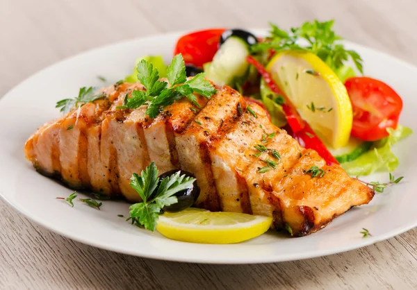 Salmón a la parrilla con ensalada . — Foto de Stock