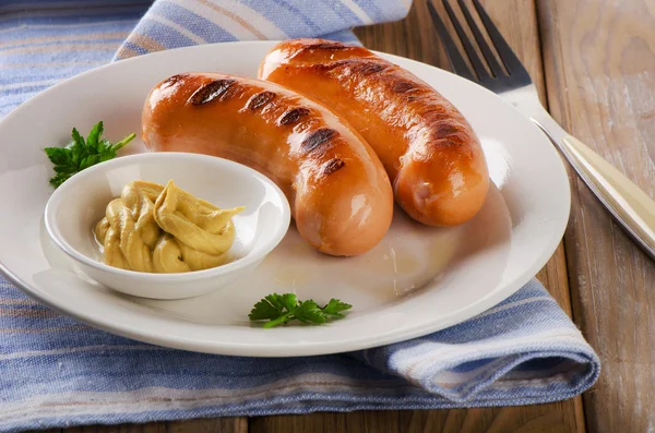 Zwei Grillwürste mit Senf — Stockfoto