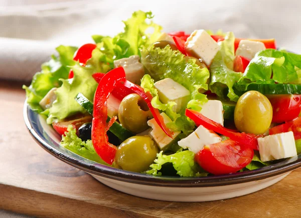 Φρέσκια ελληνική σαλάτα με φέτα, ελιές και λαχανικά . — Φωτογραφία Αρχείου