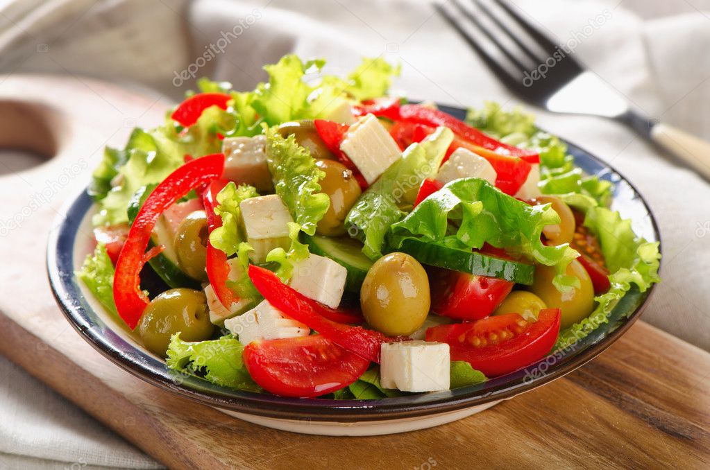 Греческий салат. Салат весенний. Овощной салат. Салат из сырых овощей. Рецепты простых овощных салатов на каждый день.