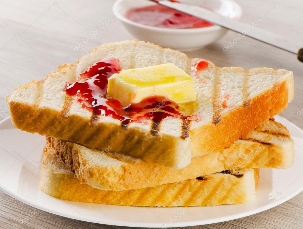 Tost Ekmeğinde Tereyağlı Yumurta Tost Ekmeğinde Tereyağlı Yumurta