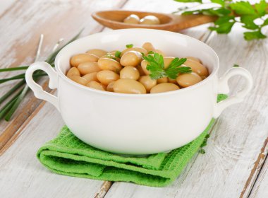 Fasulye otlar beyaz kase ile