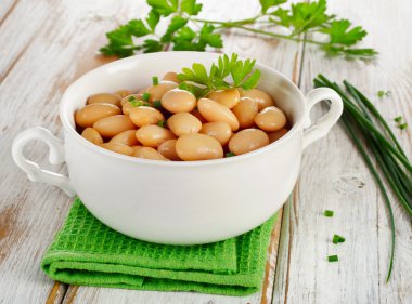 Fasulye otlar beyaz kase ile