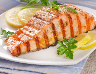 Limon ve taze otlar ile ızgara somon
