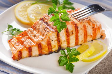 Limon ve taze otlar ile ızgara somon