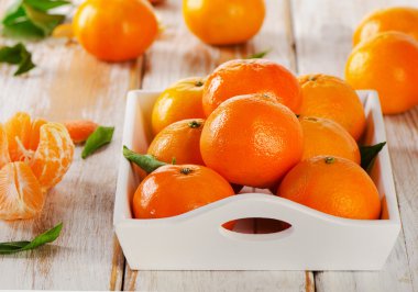 yaprakları ile olgun mandalina