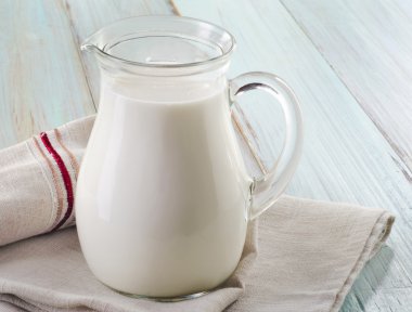 İnek sütü bir sürahi