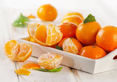 yaprakları ile olgun mandalina