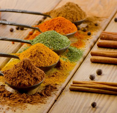 Kurutulmuş baharat ve biber .