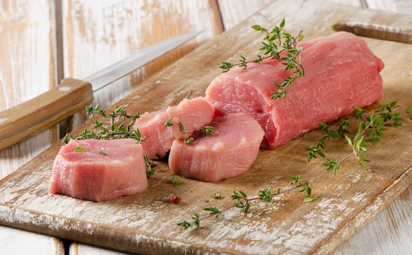 Сырое мясо с тимьяном — стоковое фото