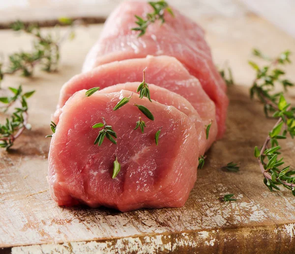 Сырое мясо с тимьяном — стоковое фото