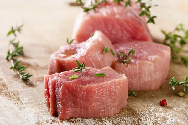 Carne cruda con tomillo — Foto de Stock