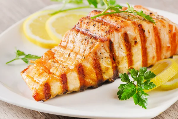 Grilled Salmon with lemon and  fresh herbs — Stock Photo, Image