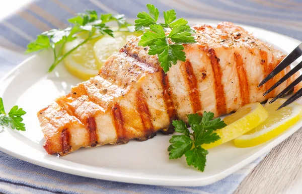 Salmón a la parrilla con limón y hierbas frescas — Foto de Stock