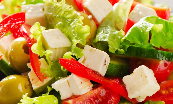 Salada com queijo feta e azeitonas — Fotografia de Stock