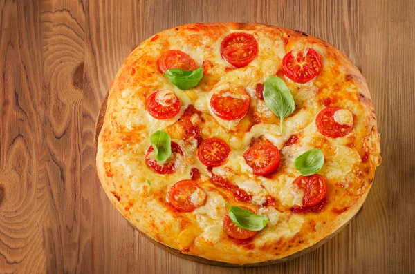 Italiaanse pizza margarita — Stockfoto