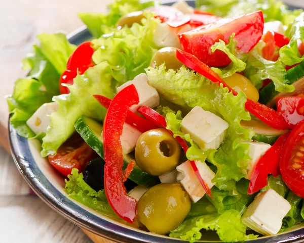 Salada com queijo feta e azeitonas — Fotografia de Stock