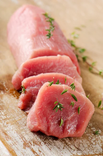 Rohes Rindfleisch mit Thymian — Stockfoto