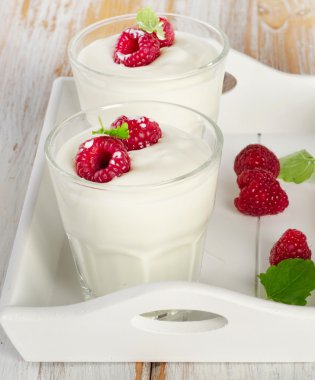 Çilekli taze yoğurt.