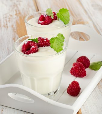 Yoğurt camları ahududu ile