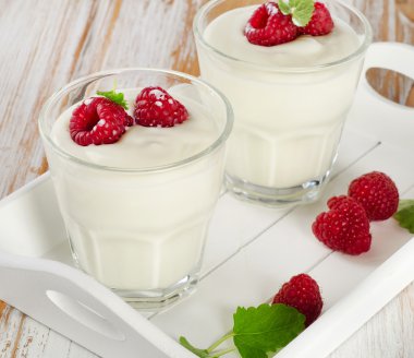 Çilekli taze yoğurt.