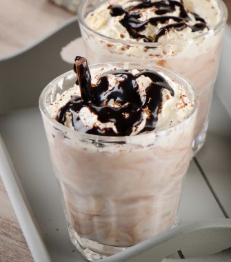 Tatlı milkshake cam