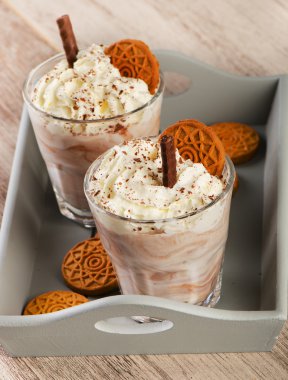 Çerezler ile süt sallar.