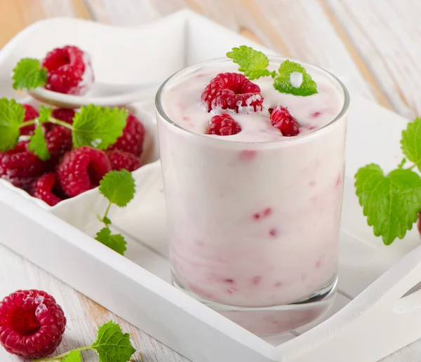 Raspberry yogurt with mint — Stock Photo, Image