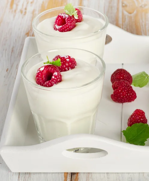 Çilekli taze yoğurt.