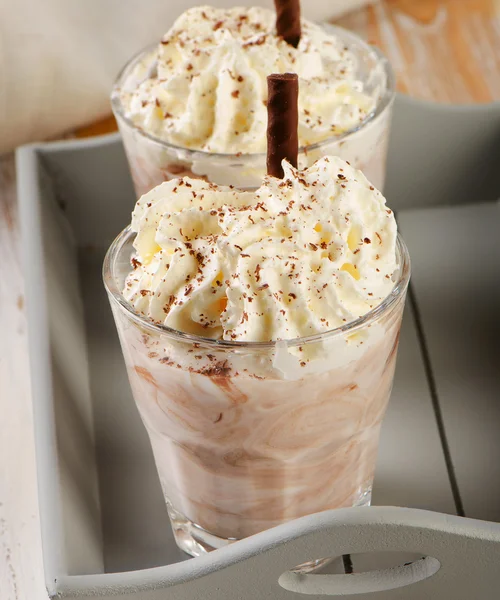 Krem Milkshake içinde gözlük — Stok fotoğraf