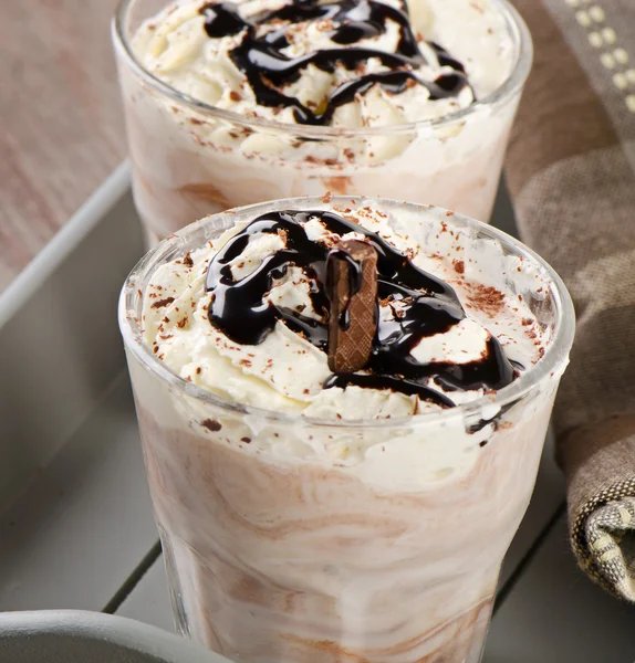 Krem şanti ile milkshakes.