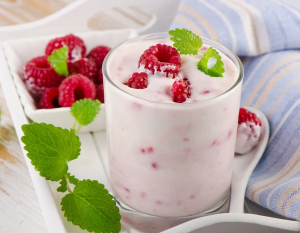 Nane ile Ahududu yoğurt