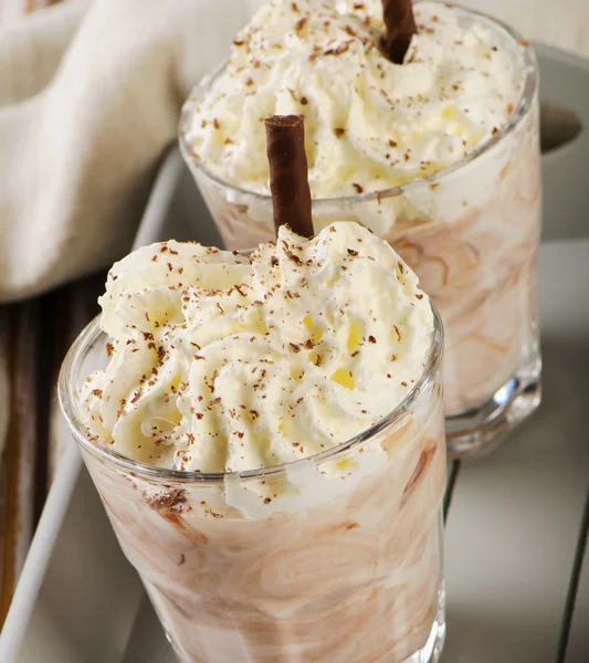 Krem Milkshake içinde gözlük