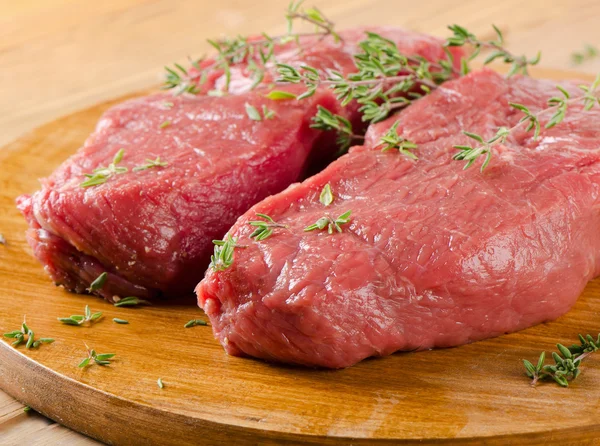 Ham sığır eti biftek — Stok fotoğraf