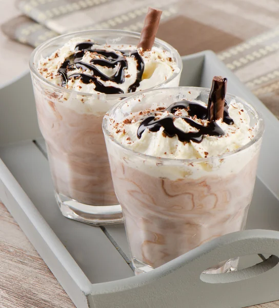 Krem şanti ile milkshakes.