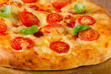 İtalyan pizza domates ile