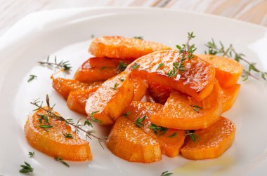 Fırında patates dilimleri.