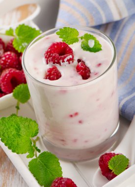 Yoğurtlu taze çilek