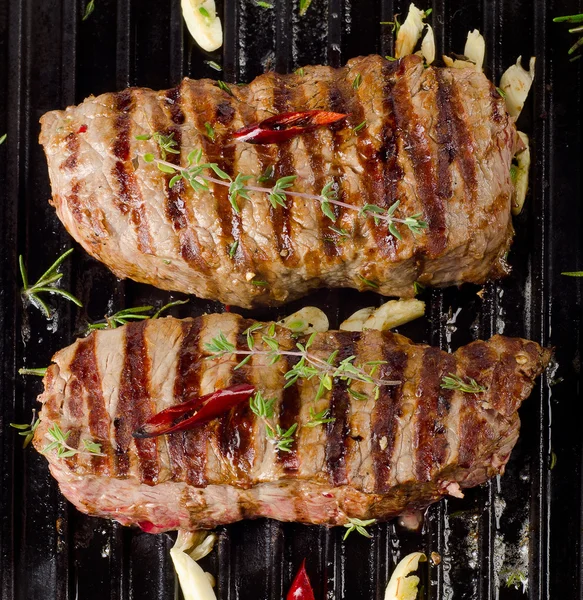 Steaks de boeuf sur la poêle à griller — Photo