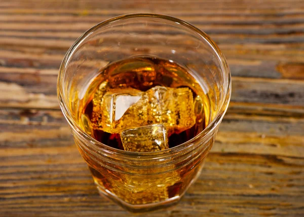 Bicchiere di whisky con ghiaccio — Foto Stock