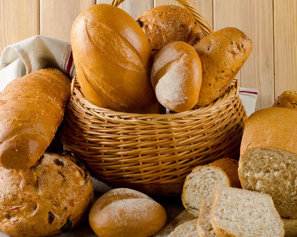 Loafs de pão na cesta — Fotografia de Stock